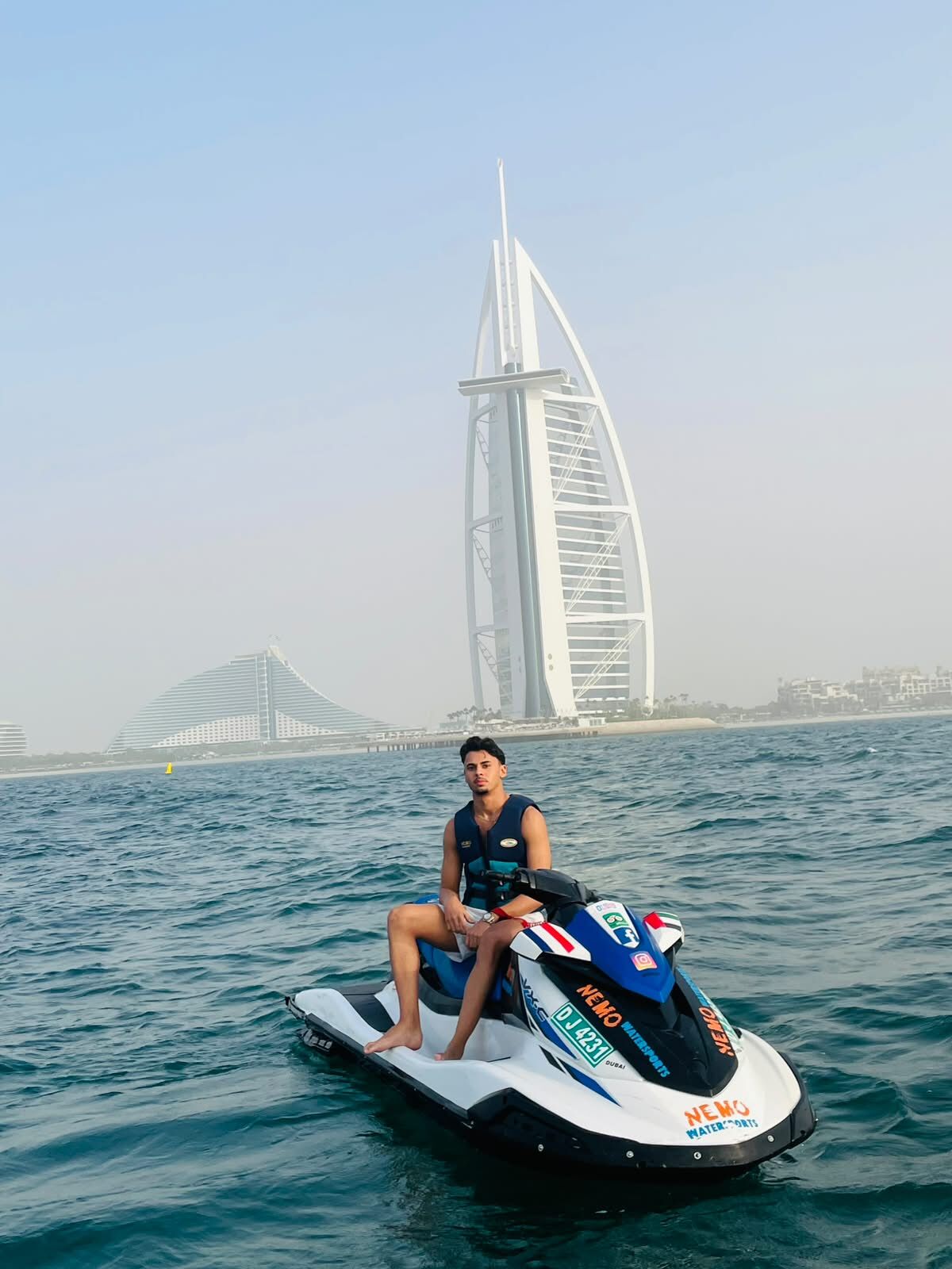 usantana numa mota de água em frente ao Burj Al Arab, no Dubai