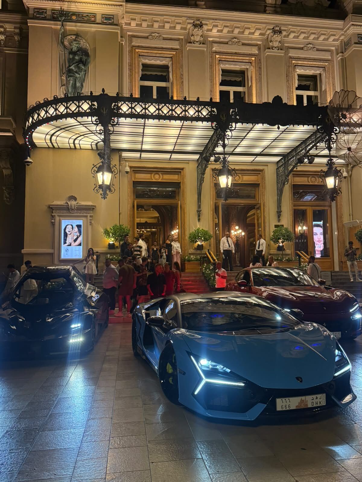 Superdesportivos estacionados à porta do Casino de Monte Carlo, à noite